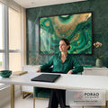 Quadro Decorativo Grande Abstrato Verde para Sala Verde | quadros decorativos | abstrato fluido em verde esmeralda e dourado com efeito de pedra malaquita | em ambiente 2 | Porao dos Quadros