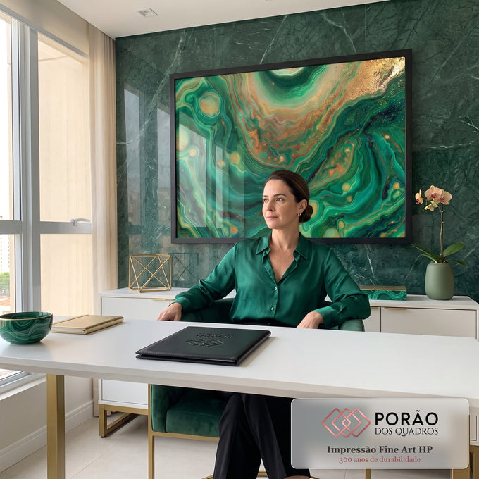 Quadro Decorativo Grande Abstrato Verde para Sala Verde | quadros decorativos | abstrato fluido em verde esmeralda e dourado com efeito de pedra malaquita | em ambiente 2 | Porao dos Quadros