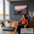 Mustang preto e carros clássicos na orla ao pôr do sol, céu rosa e laranja, quadro decorativo