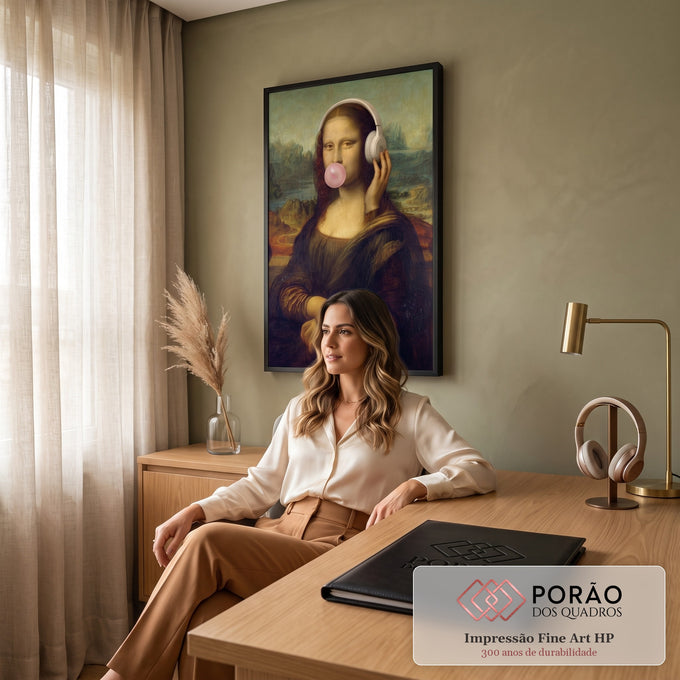 Quadro Decorativo Grande Mona Lisa Fone para Sala Marrom | quadros decorativos para sala | Mona Lisa usando fone de ouvido branco e soprando bolha de chiclete rosa | em Quadros para Sala | Porao dos Quadros