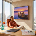 Jesus em pé no barco estendendo a mão aos discípulos em lago lilás ao pôr do sol, quadro decorativo
