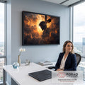 Jesus Cristo com coroa de espinhos diante da cruz entre nuvens douradas e raios de sol, quadro decorativo