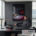 Porsche preto na neve à noite com leopardo-das-neves rugindo e luz vermelha, quadro decorativo
