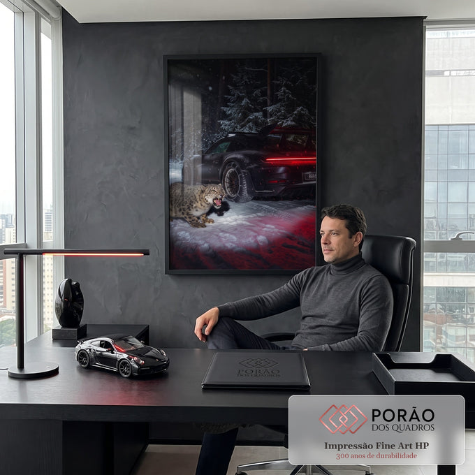 Porsche preto na neve à noite com leopardo-das-neves rugindo e luz vermelha, quadro decorativo