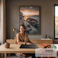 Barco de madeira antigo amarrado ao píer com corda, mar e veleiros ao pôr do sol, quadro decorativo