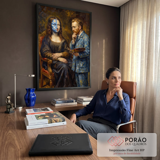 Quadro Decorativo Grande Mona Lisa ao Lado para Sala Azul | quadros decorativos | mulher estilo Mona Lisa com metade do rosto em Noite Estrelada ao lado de Van Gogh pintando | em ambiente 2 | Porao dos Quadros