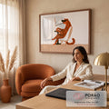 Leopardo ilustrado de óculos escuros e piteira sentado na poltrona, fundo bege, quadro decorativo