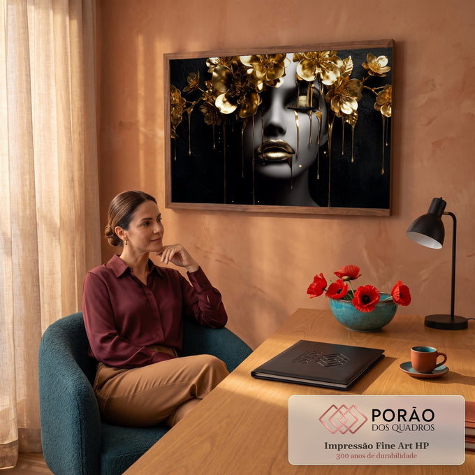 Rosto de mulher com lábios dourados, flores de ouro e gotas escorrendo sobre fundo preto, quadro decorativo