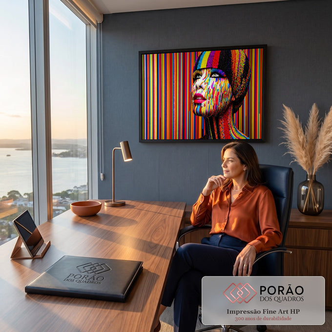 Mulher com rosto de miçangas coloridas olhando para cima, fundo listrado arco-íris, quadro decorativo