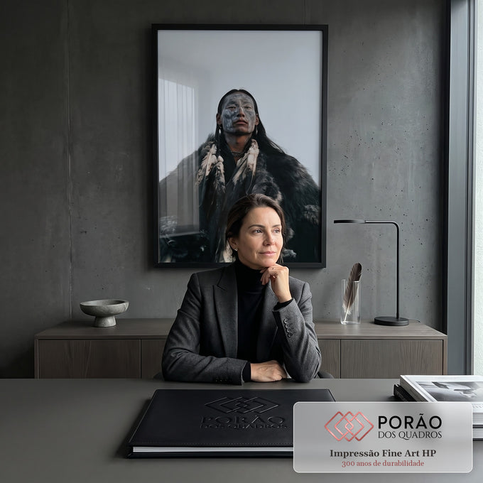 Quadro Decorativo Guerreiro Indígena com Manto de Pele | quadros decorativos | homem indígena com pintura facial cinza e manto de pele contra céu claro | em Quadros para Escritorio | Porao dos Quadros