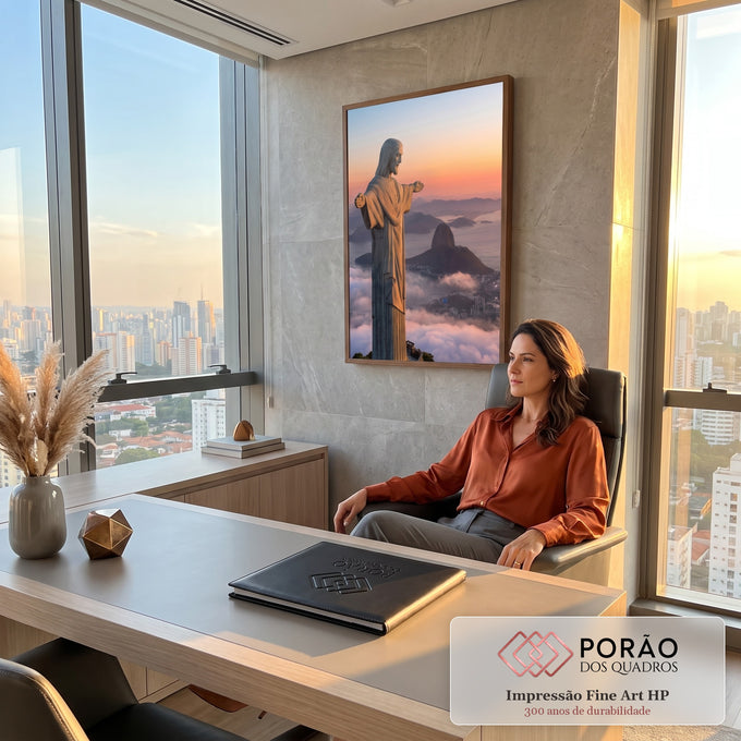 Quadro Decorativo Grande Cristo Redentor de Jesus para Sala | quadros decorativos | estátua do Cristo Redentor de perfil sobre nuvens com Pão de Açúcar ao fundo no pôr do sol | em ambiente 2 | Porao dos Quadros