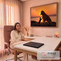 Golden retriever e gatinho brincando com borboleta à beira-mar no pôr do sol laranja, quadro decorativo