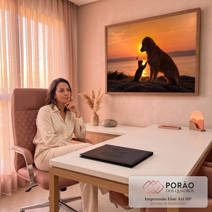 Golden retriever e gatinho brincando com borboleta à beira-mar no pôr do sol laranja, quadro decorativo