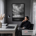 Varal com fotografias e pregadores sobre o mar sob céu nublado em preto e branco, quadro decorativo