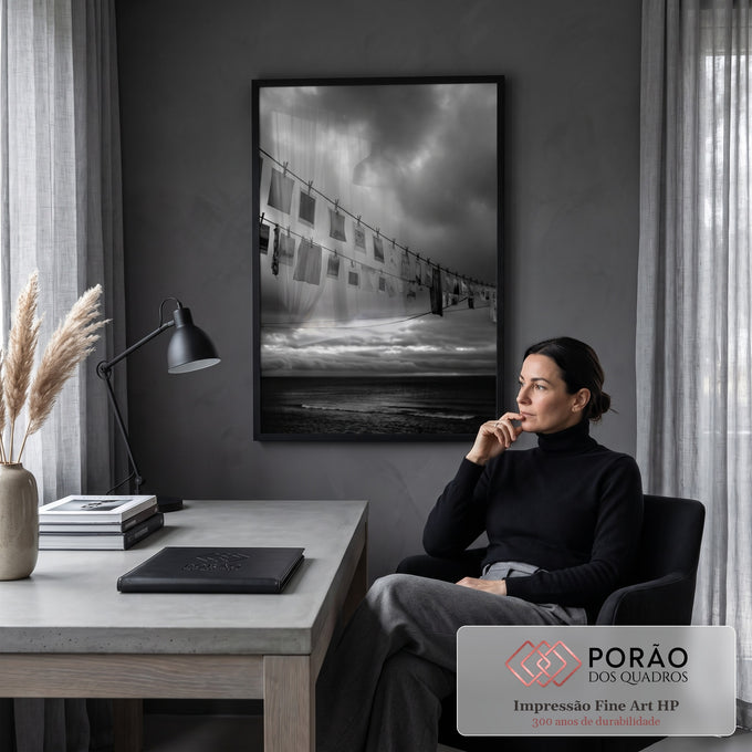 Varal com fotografias e pregadores sobre o mar sob céu nublado em preto e branco, quadro decorativo