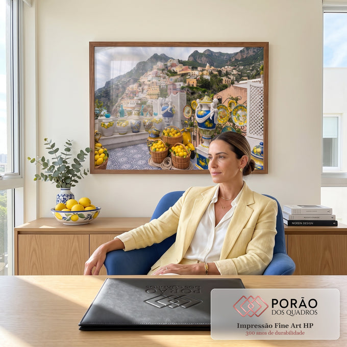 Terraço em Positano com cestas de limões, cerâmicas azuis e vila colorida na montanha, quadro decorativo