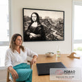 Mona Lisa em gravura a nanquim preto e branco com montanhas e rio sinuoso ao fundo, quadro decorativo