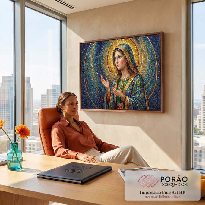 Quadro Decorativo Grande Nossa Senhora Halo para Sala | quadros decorativos | Nossa Senhora em mosaico dourado e azul com mãos em oração | em ambiente 2 | Porao dos Quadros