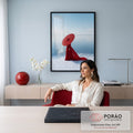Mulher de vestido e chapéu vermelho gigante à beira de lago de sal sob céu azul, quadro decorativo