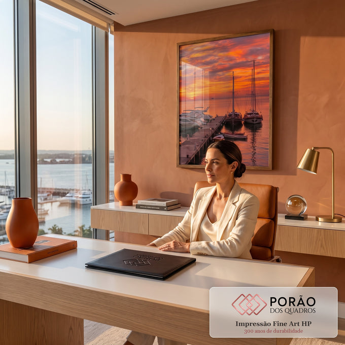Pôr do sol laranja sobre marina com veleiros, iates e barcos no píer refletidos no mar, quadro decorativo