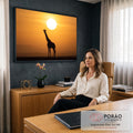 Silhueta de girafa sob sol gigante e céu laranja, com montanhas da savana africana ao fundo, quadro decorativo
