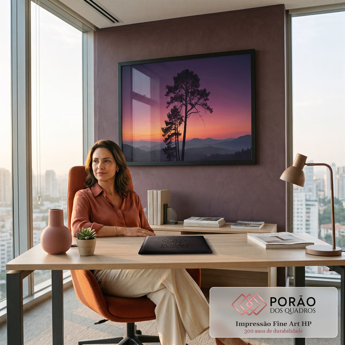 Pinheiros em silhueta sob céu roxo e laranja ao pôr do sol e montanhas enevoadas, quadro decorativo