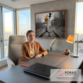 Quadro Decorativo Grande Personagem com Balões para Sala | quadros decorativos | figura de cartola e sobretudo com balões coloridos em foto preto e branco sobre trilhos | em ambiente 2 | Porao dos Quadros