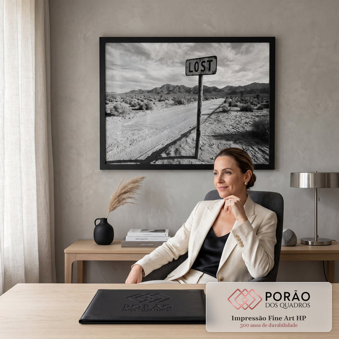 Quadro Decorativo Grande Placa Lost para Sala Preto | quadros decorativos | placa de madeira com a palavra Lost em estrada de terra no deserto, preto e branco | em ambiente 2 | Porao dos Quadros