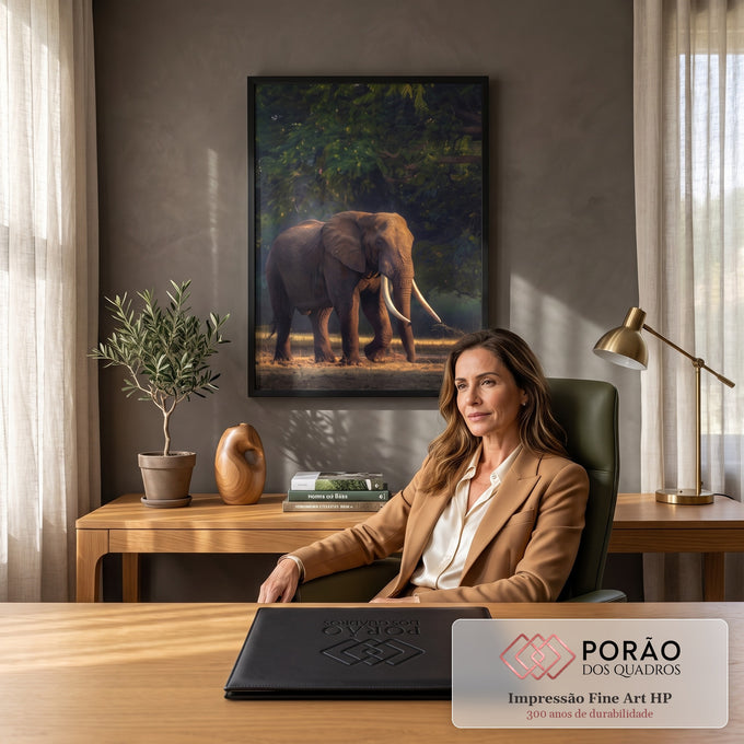 Elefante africano de grandes presas caminhando na mata verde com luz dourada, quadro decorativo