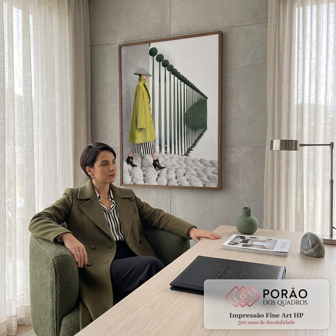 Mulher de casaco verde e chapéu cônico diante de postes refletidos na água em neblina, quadro decorativo