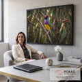 Pássaro diamante-de-gould colorido pousado em galho de eucalipto com folhas verdes, quadro decorativo