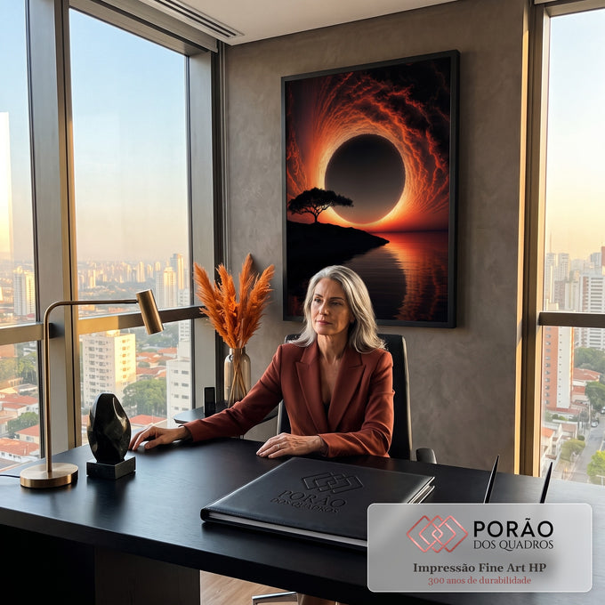 Eclipse solar cercado de nuvens laranja, árvore em silhueta e mar refletindo o céu, quadro decorativo
