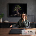 Quadro Decorativo Grande Bonsai com Tronco para Sala Preto | quadros decorativos | bonsai verde com tronco retorcido de madeira clara sobre rocha em fundo preto | em ambiente 2 | Porao dos Quadros