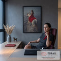 Mulher de vestido vermelho montada em cavalo branco sobre cais de pedra e água escura, quadro decorativo
