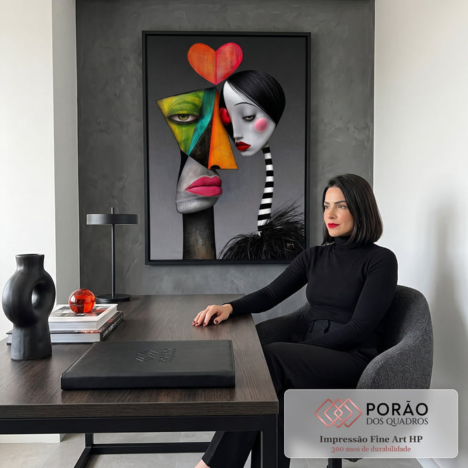 Casal de rostos abstratos, um geométrico colorido e outro pálido, sob coração vermelho, quadro decorativo