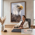 Águia-de-cabeça-branca em close, bico amarelo aberto e penas marrons sobre fundo cinza, quadro decorativo