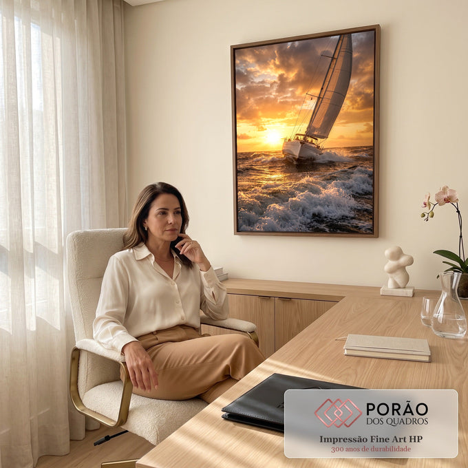 Quadro Decorativo Grande Veleiro Branco para Sala Laranja | quadros decorativos | veleiro branco cortando ondas douradas sob céu de pôr do sol dramático | em ambiente 2 | Porao dos Quadros