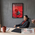 Homem de blazer cinza com cabeça de novelo vermelho entre dezenas de novelos de lã, quadro decorativo