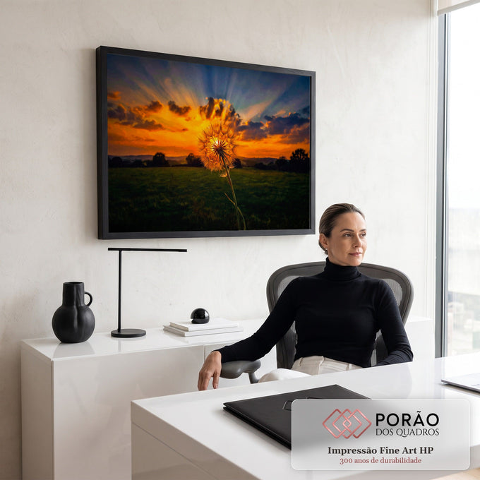 Quadro Decorativo Grande Dente Pôr do Sol para Sala Laranja | quadros decorativos | dente-de-leão em silhueta contra pôr do sol laranja com raios de luz | em ambiente 2 | Porao dos Quadros