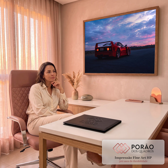 Ferrari F40 vermelha de traseira, lanternas acesas, em pista sob céu roxo e rosa ao entardecer, quadro decorativo