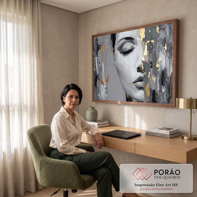 Rosto de mulher de olhos fechados em pinceladas cinza texturizadas com folha de ouro, quadro decorativo