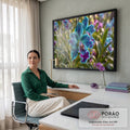 Orquídea turquesa com pintas roxas e gotas de orvalho entre folhas verdes, jardim desfocado, quadro decorativo