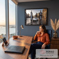 Corvette prata clássico no portão de fábrica de tijolos, piso molhado e luz do entardecer, quadro decorativo