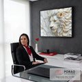 Quadro Decorativo Grande Leão Esculpido para Sala Branco | quadros decorativos | cabeça de leão esculpida em mármore branco com veios dourados | em ambiente 2 | Porao dos Quadros