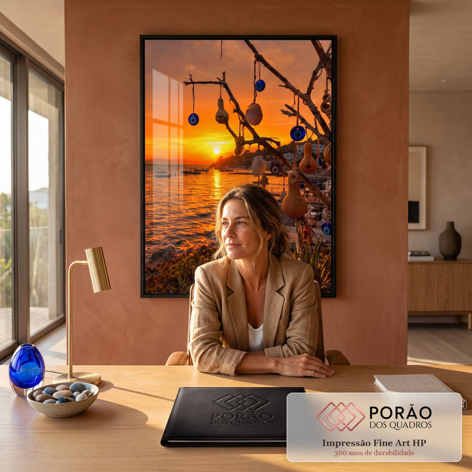 Pôr do sol laranja sobre o mar com galho de amuletos olho grego, cabaças e conchas, quadro decorativo