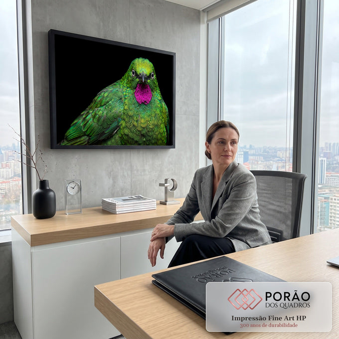 Pássaro tropical de penas verdes iridescentes e garganta magenta em fundo preto, quadro decorativo