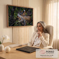 Leoparda e filhote de pelagem malhada deitados num galho de árvore em meio à mata verde, quadro decorativo