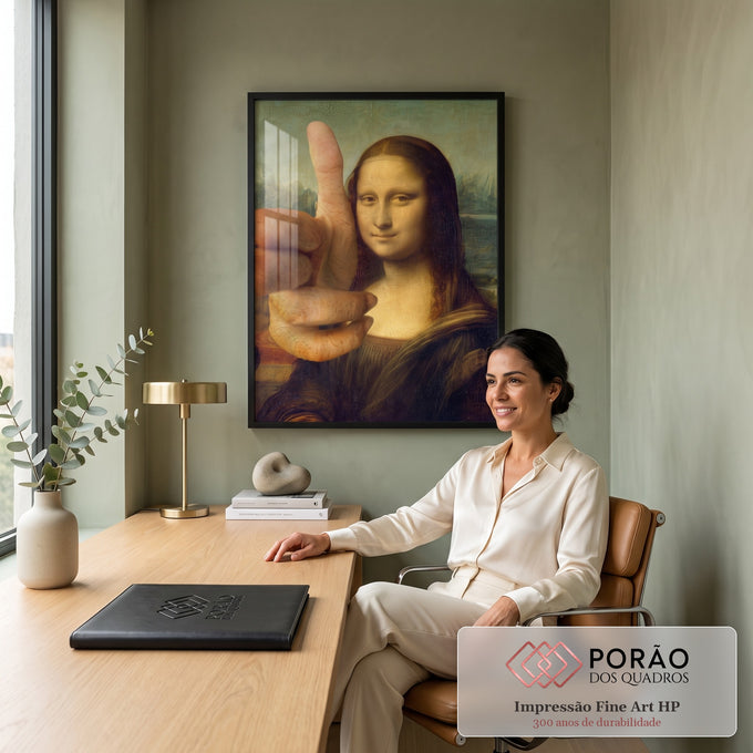 Quadro Decorativo Grande Mona Lisa com Mão Marrom para Sala | quadros decorativos para sala | Mona Lisa com mão gigante fazendo gesto de arminha na frente do rosto | em Quadros para Sala | Porao dos Quadros