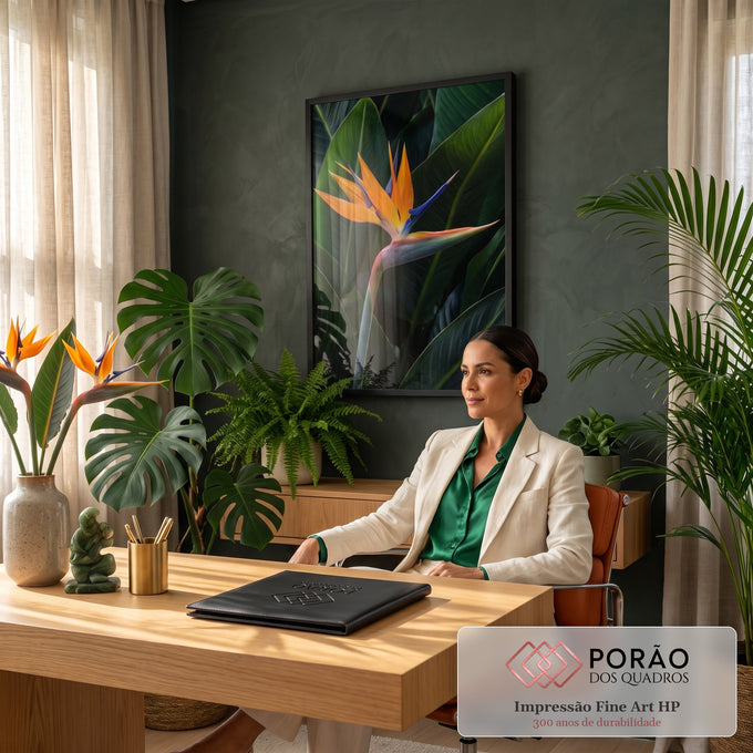 Flor ave-do-paraíso laranja e azul entre folhas tropicais verde-escuras, quadro decorativo
