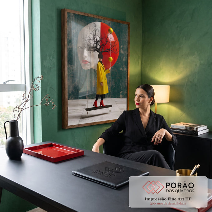 Mulher de casaco amarelo em balanço diante de rosto gigante com galhos secos, quadro decorativo